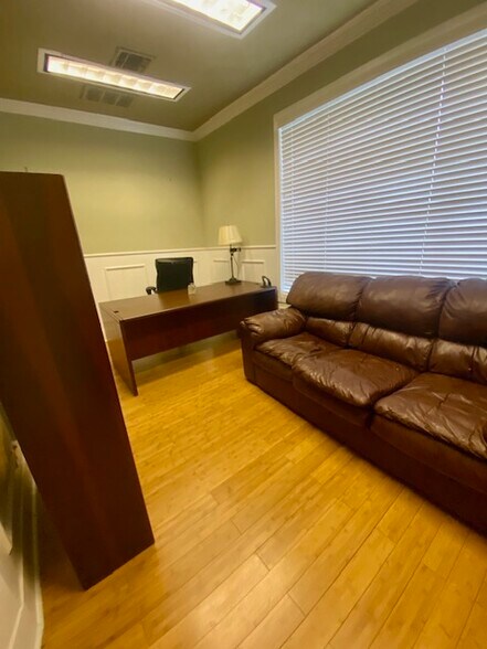 More Photos Of 2600 Mccullough Ave, San Antonio Office For Sale