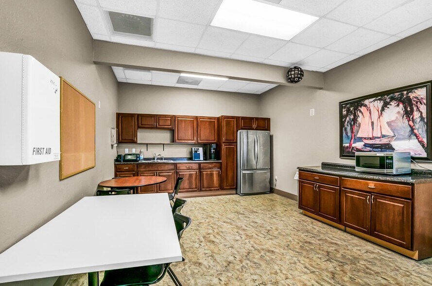 More Photos Of 4500 140th Ave N, Clearwater Unknown For Lease