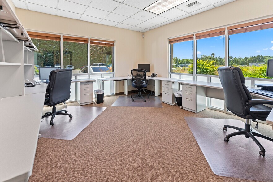 More Photos Of 3220 State St, Salem Office For Sale