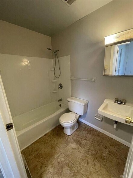 More Photos Of 3218 Illinois Ave, Middletown Apartments For Sale