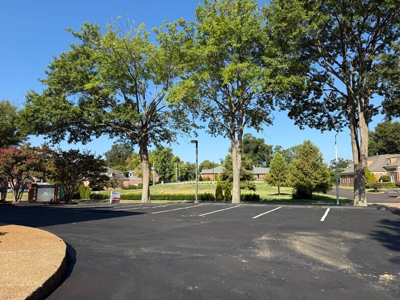 More Photos Of 2820 Summer Oaks Dr, Bartlett Office For Sale