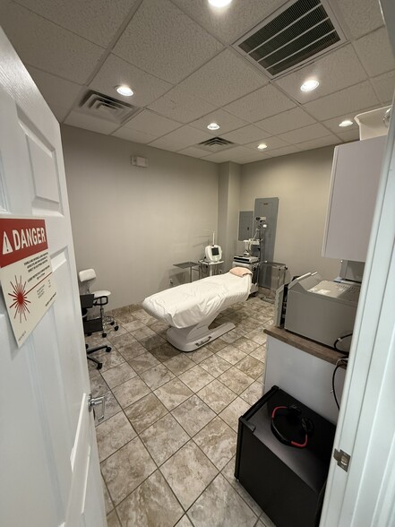 More Photos Of 2416 Westgate Dr, Albany Freestanding For Sale