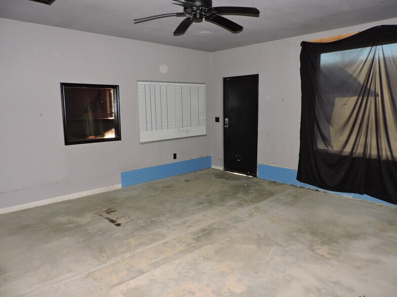 More Photos Of 920 W Mason St, Mabank Manufacturing For Sale