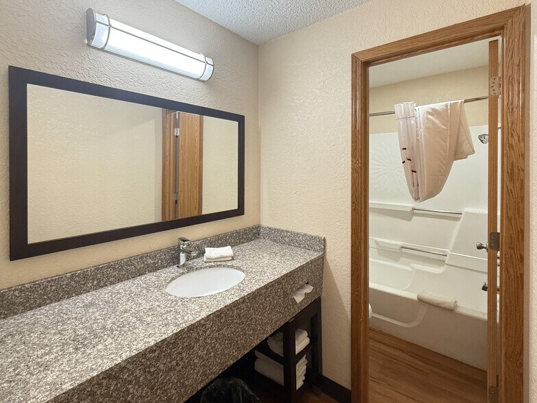 More Photos Of 5020 NE 14th St, Des Moines Hotel For Sale