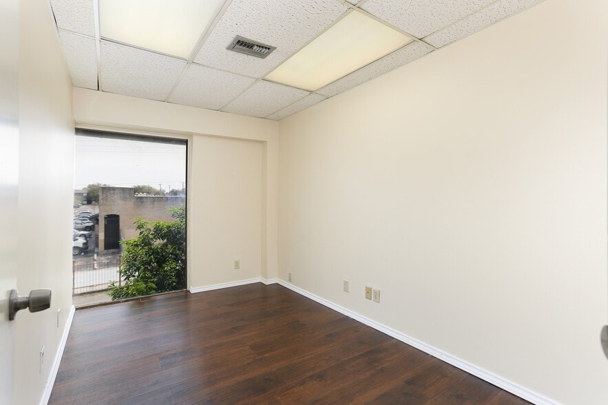More Photos Of 4139 Gardendale St, San Antonio Office For Sale