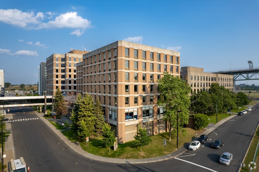 More Photos Of 1010 Rue de Sérigny, Longueuil Unknown For Lease