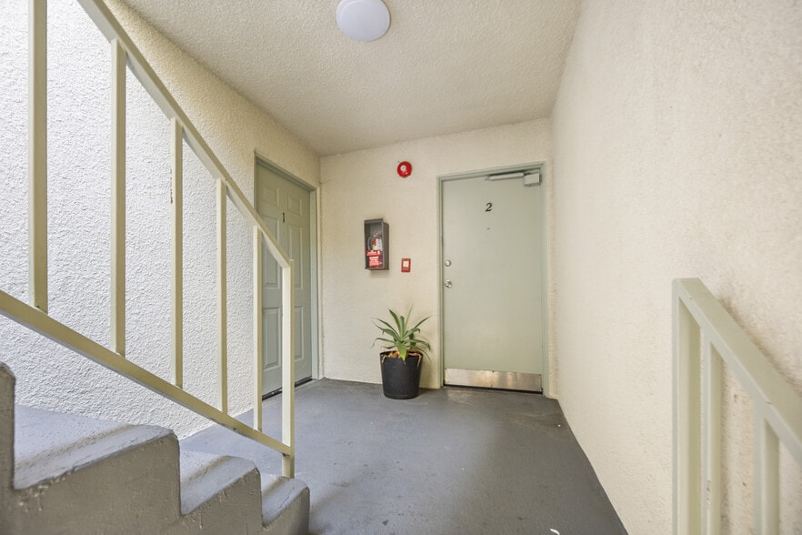 More Photos Of 2763 San Marino St, Los Angeles Apartments For Sale