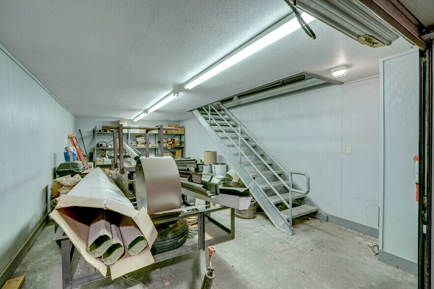 More Photos Of 2620 Carson St, Haltom City Light Distribution For Lease