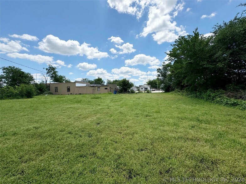More Photos Of 728 Main St, Cushing Light Distribution For Sale