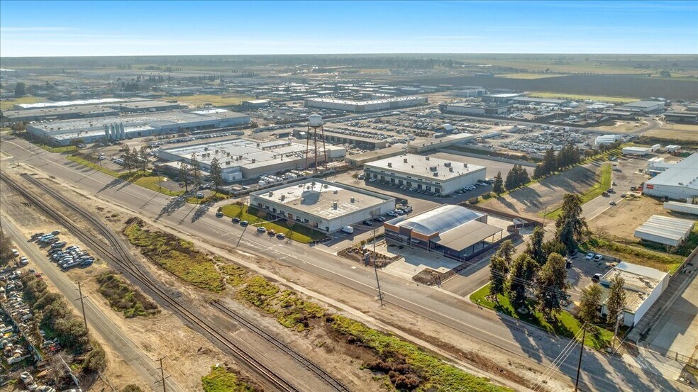 More Photos Of 10417 W Goshen Ave, Visalia Warehouse For Lease