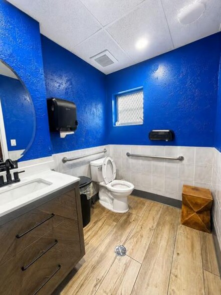 More Photos Of 2822 E Commercial Blvd, Fort Lauderdale Restaurant For Sale