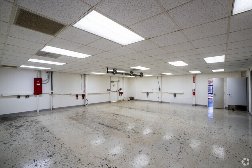 More Photos Of 3635 Afton Rd, San Diego Manufacturing For Lease