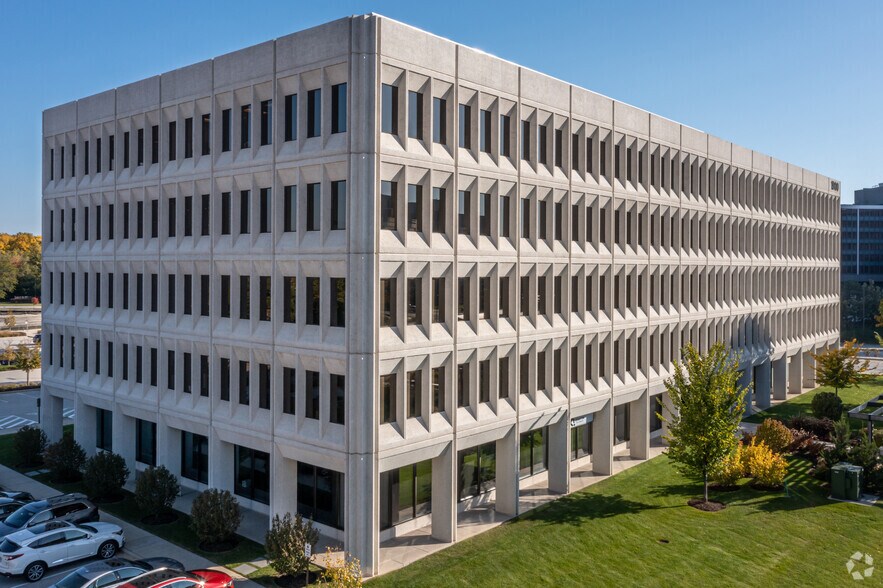 More Photos Of 1900 Spring Rd, Oak Brook Office For Lease
