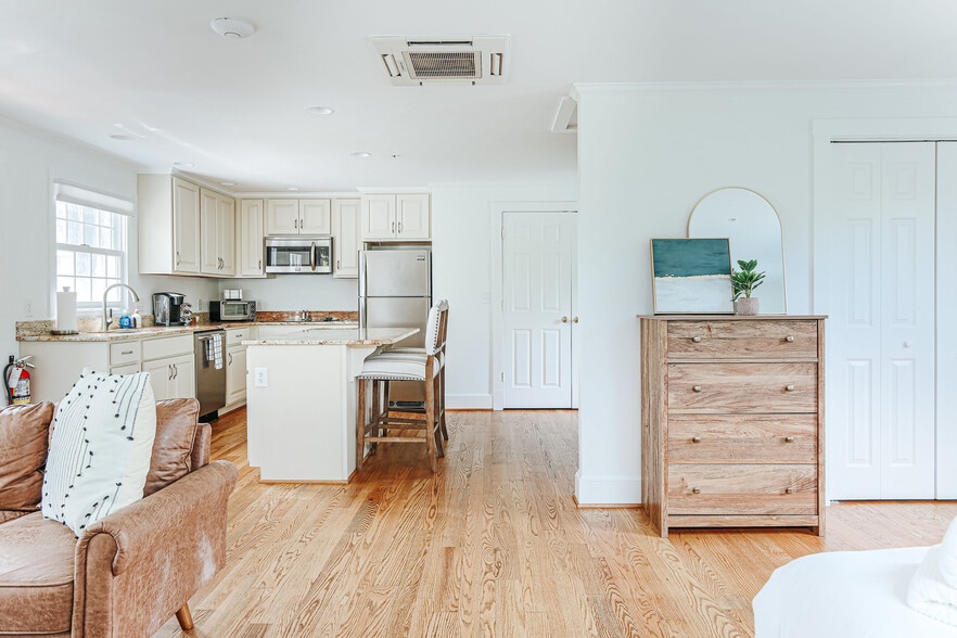 More Photos Of 1329 Commerce Rd, Staunton Hotel For Sale