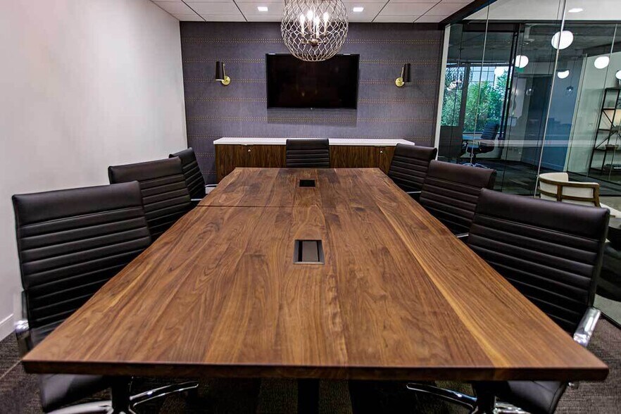 More Photos Of 21550 Oxnard St, Woodland Hills Office For Lease