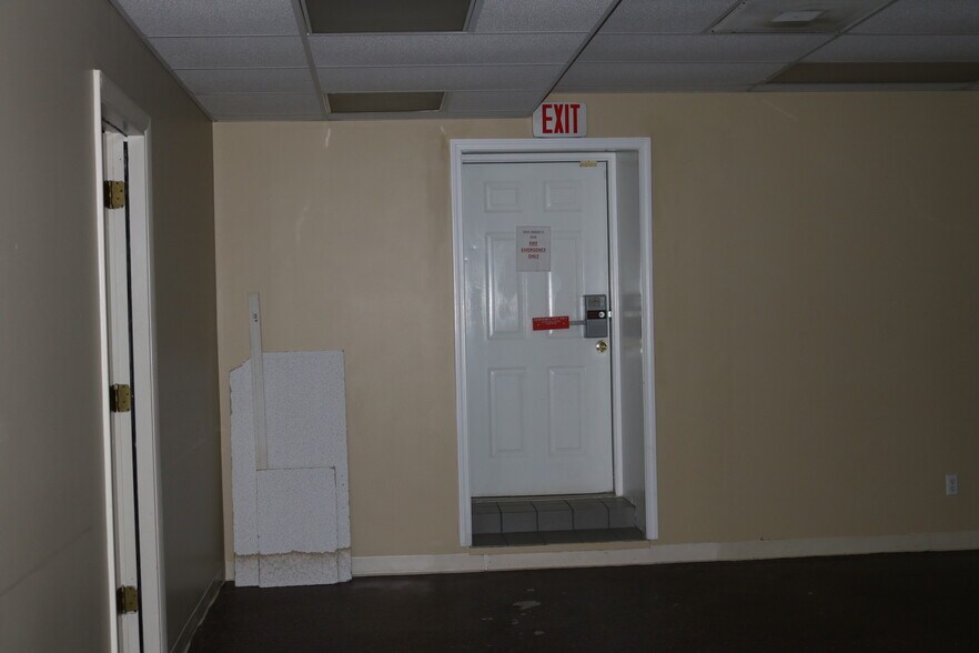 More Photos Of 24-28 S East St, Jasper Storefront Retail Residential For Lease