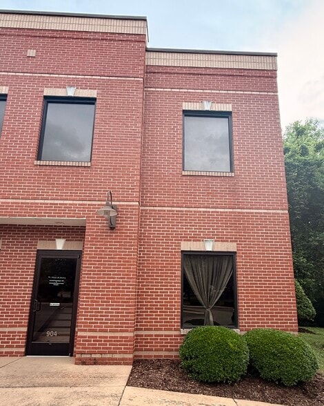 More Photos Of 106 Mission Ct, Franklin Office For Lease