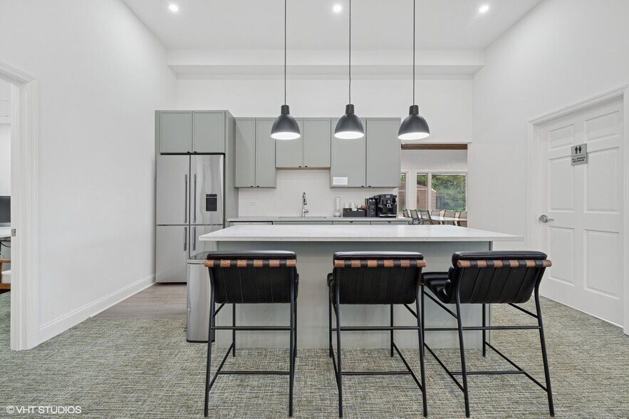 More Photos Of 915 N Milwaukee Ave, Libertyville Office For Sale