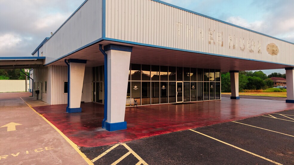 More Photos Of 905 N Harborth Ave, Three Rivers Auto Dealership For Sale