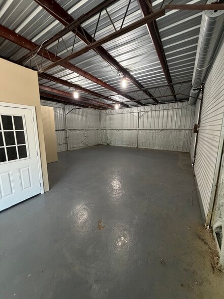 More Photos Of 10300 Burden St, Houston Warehouse For Lease