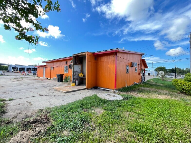 More Photos Of 423 W Plantation Dr, Clute Restaurant For Sale