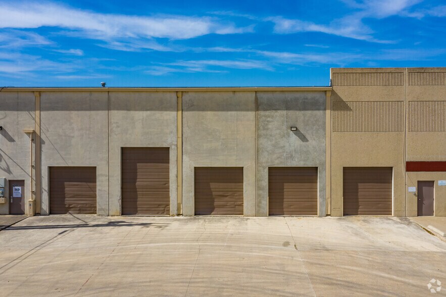 More Photos Of 3005-3031 Interstate Dr, San Antonio Unknown For Lease