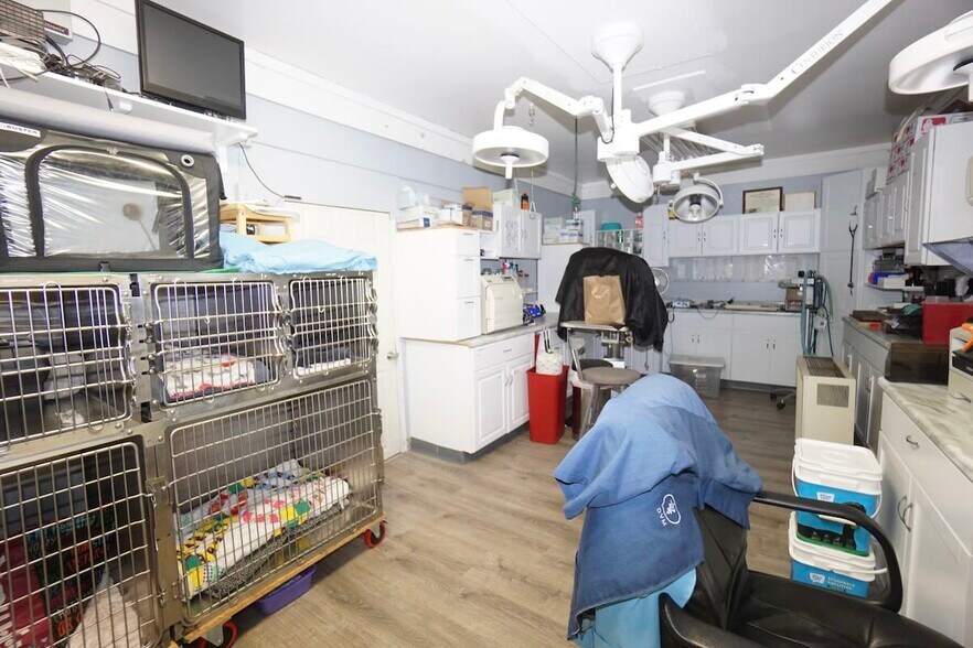 More Photos Of 25580 Lakeland Blvd, Euclid Veterinarian Kennel For Sale