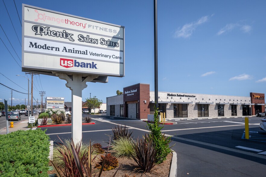 More Photos Of 20052 Brookhurst St, Huntington Beach General Retail For Lease