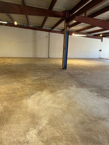 More Photos Of 2455 S 4th St, Beaumont Warehouse For Lease