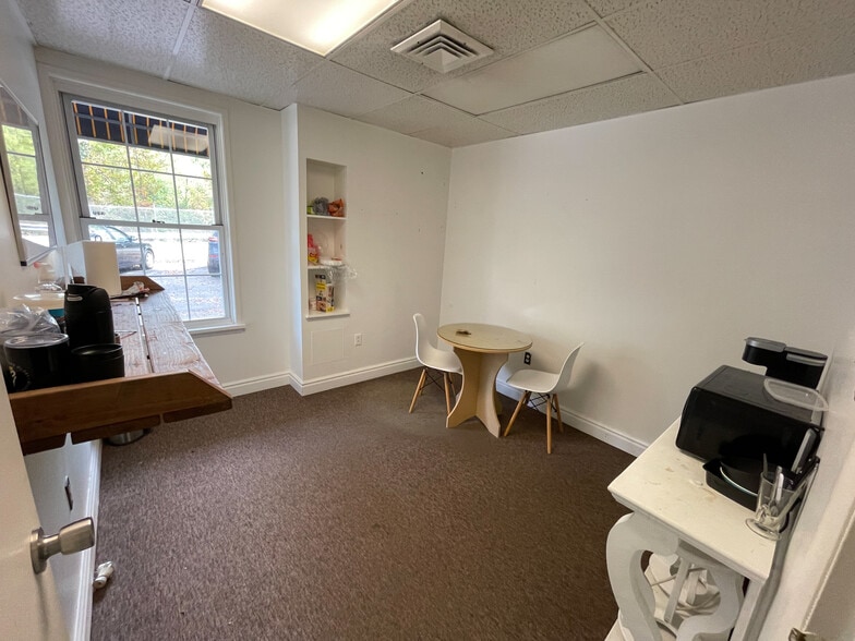 More Photos Of 640 Long Rd, Pittsburgh Light Distribution For Sale