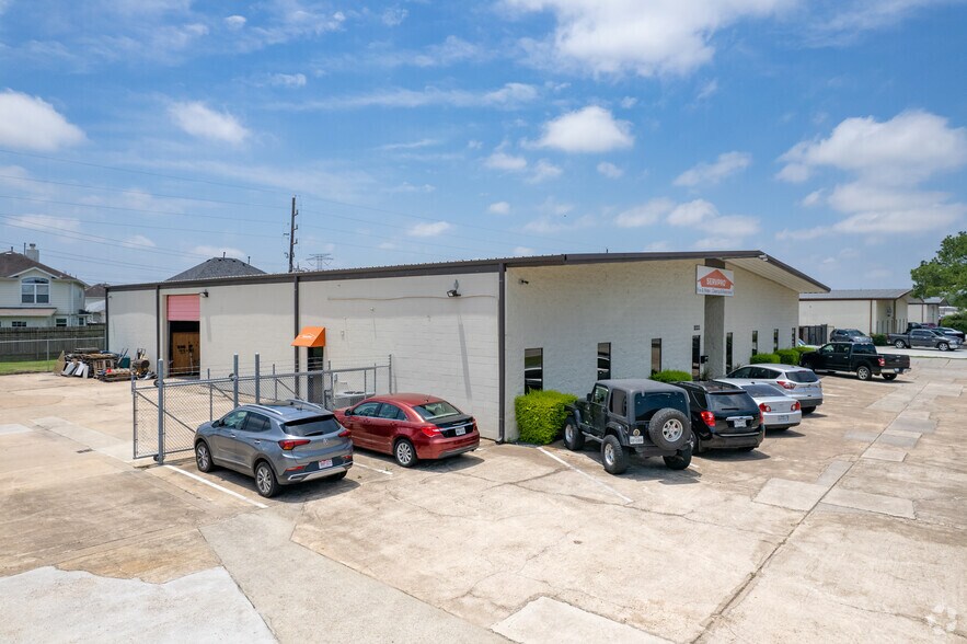 More Photos Of 11111-11115 Jones Rd W, Houston Light Distribution For Lease