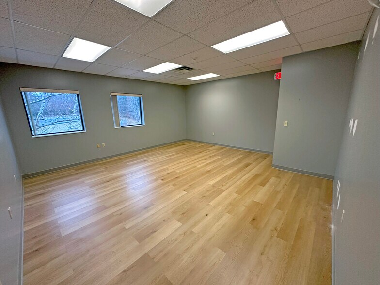 More Photos Of 35 Londonderry Tpke, Hooksett Flex For Lease