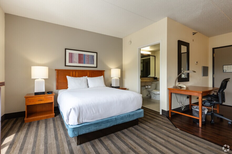 More Photos Of 1251 E American Ln, Schaumburg Hotel For Sale