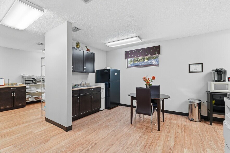 More Photos Of 516 Lakeview Rd, Clearwater Medical For Lease