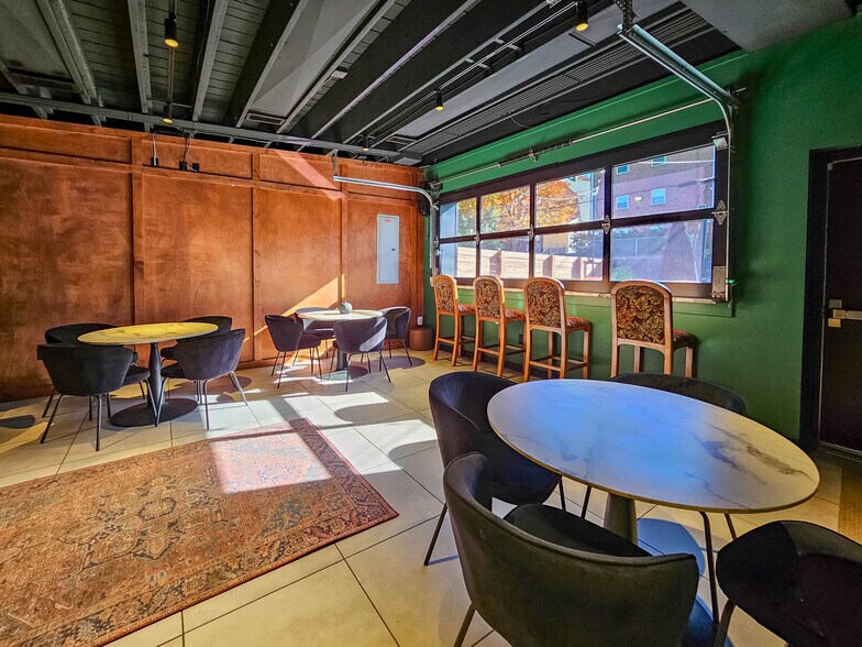 More Photos Of 3207 Leavenworth St, Omaha Bar For Sale