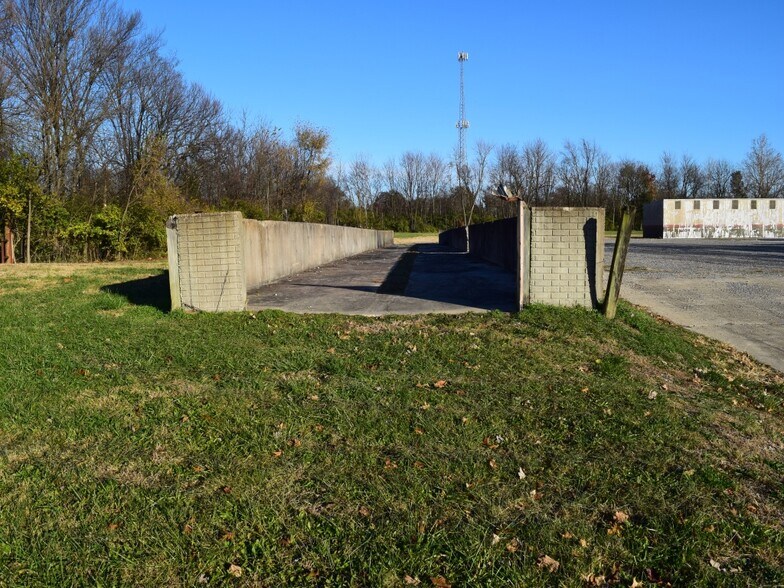 More Photos Of 600 S Camp Ave, Olney Warehouse For Sale