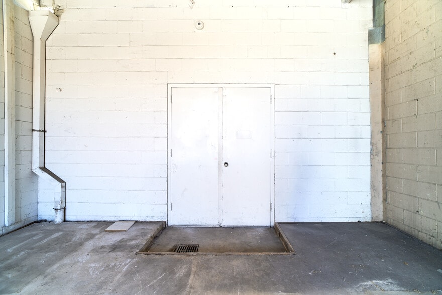 More Photos Of 15013-15019 Califa St, Van Nuys Manufacturing For Lease
