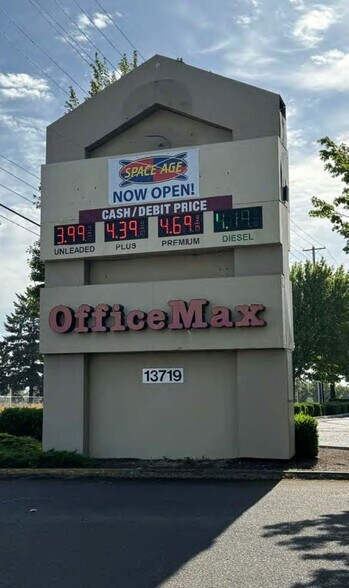 More Photos Of 13875 SE Mill Plain Blvd, Vancouver Storefront For Lease