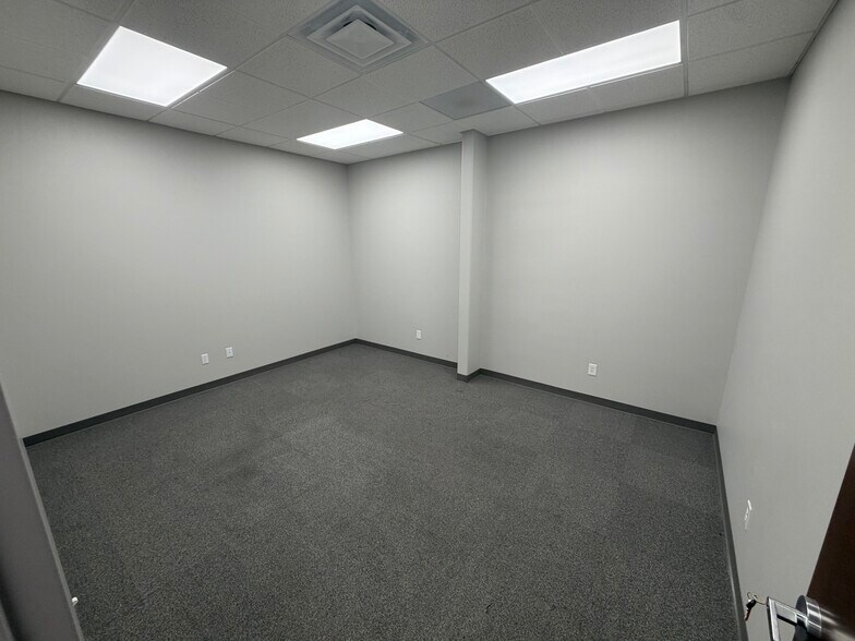 More Photos Of 11244 E 55th Pl, Tulsa Manufacturing For Lease
