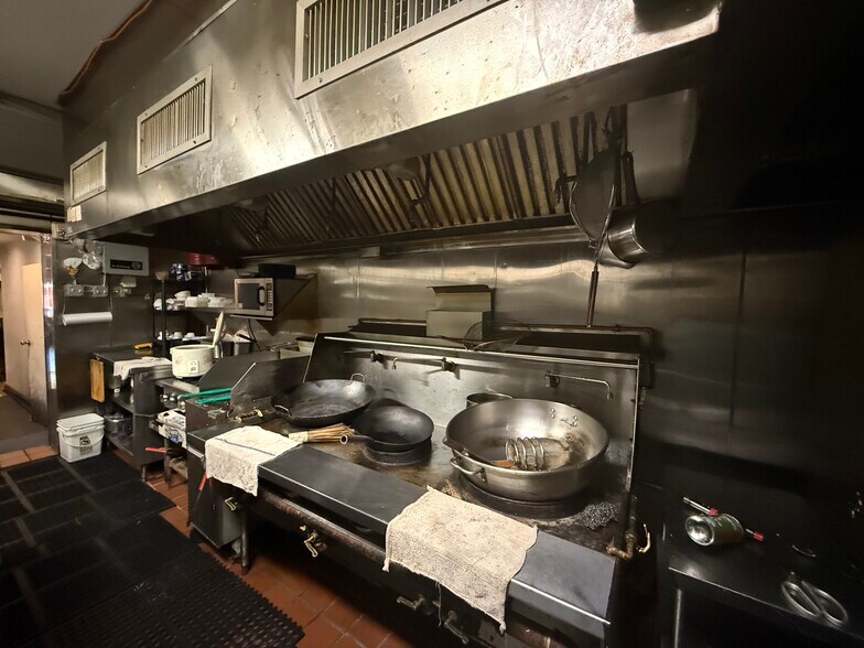 More Photos Of 220 N 10th St, Philadelphia Storefront Retail Residential For Lease