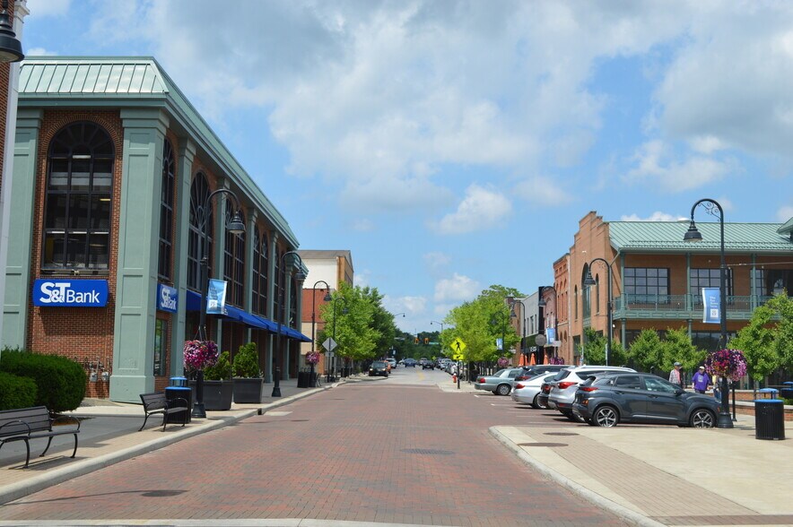 More Photos Of 2020 Front St, Cuyahoga Falls Office Residential For Lease