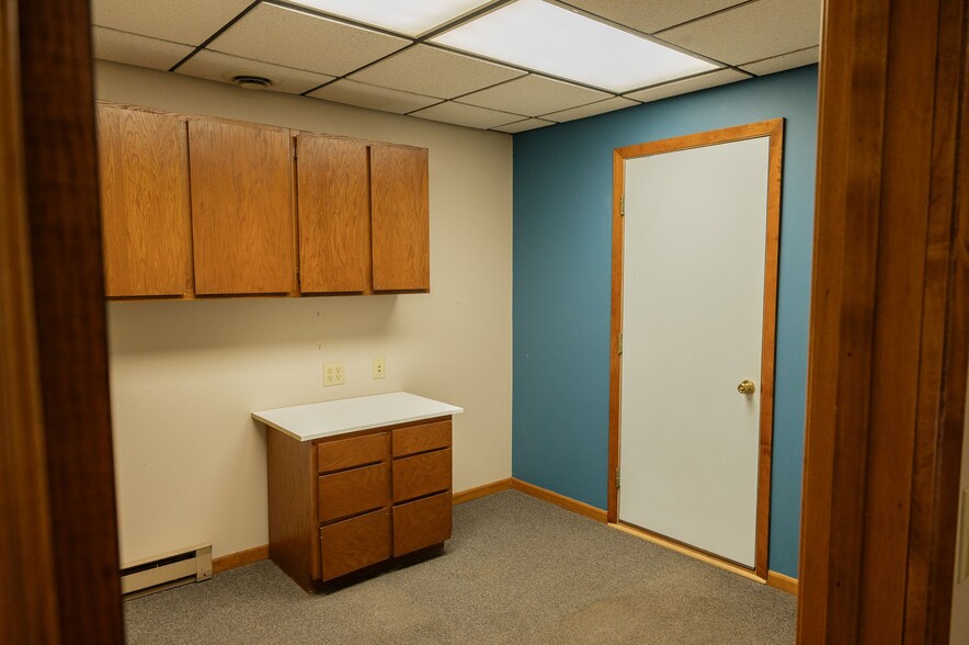 More Photos Of 435 Main St E, Trimont Flex For Sale