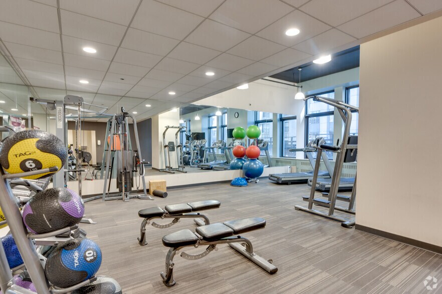 More Photos Of 205 W Wacker Dr, Chicago Office For Sale