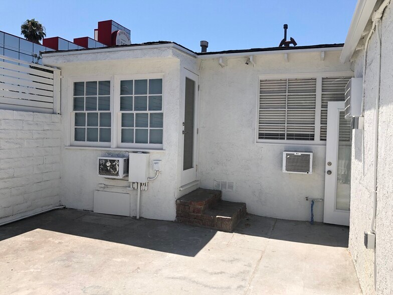 More Photos Of 11659 Riverside Dr, North Hollywood Storefront For Sale
