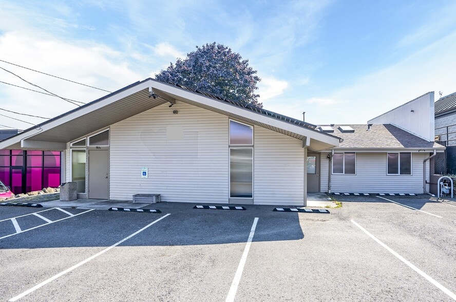 More Photos Of 5916 6th Ave, Tacoma Veterinarian Kennel For Sale