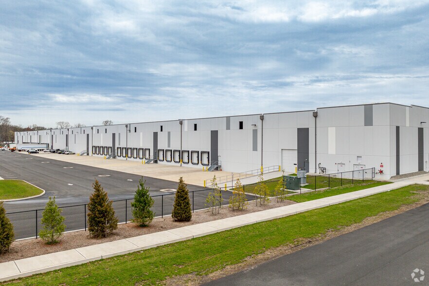 More Photos Of 701-705 Executive Blvd., Valley Cottage Distribution For Lease