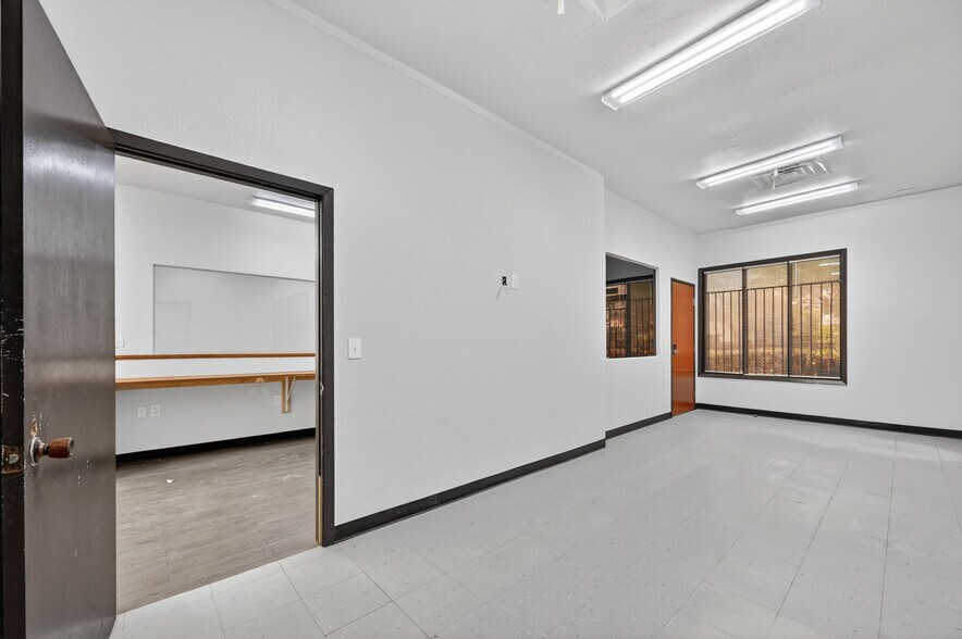 More Photos Of 3413 Herring Ave, Irving Funeral Home For Lease