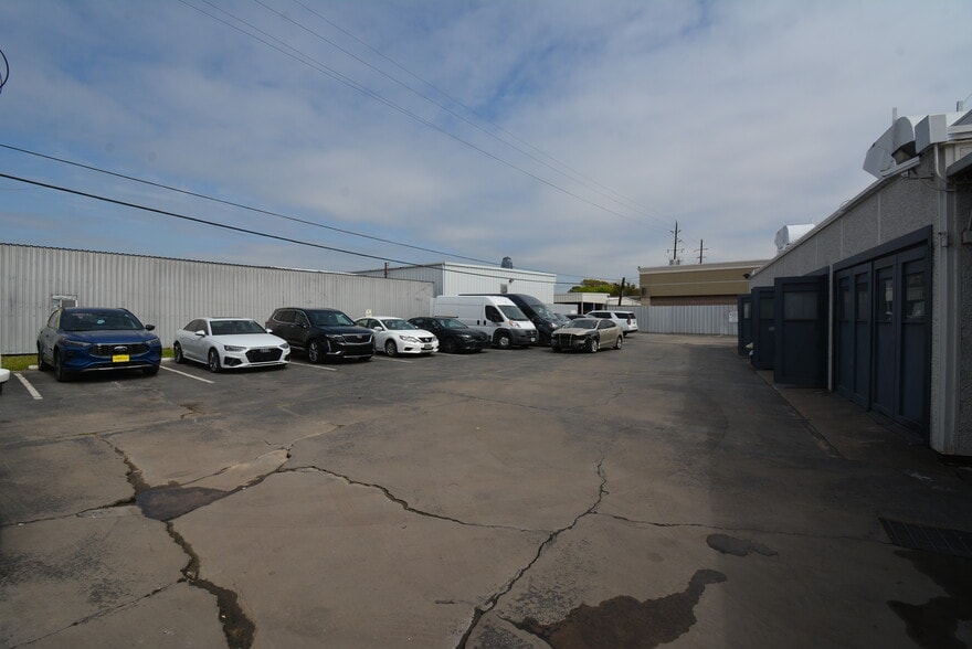 More Photos Of 5610-5613 Southwest Fwy, Houston Mixed Retail For Lease