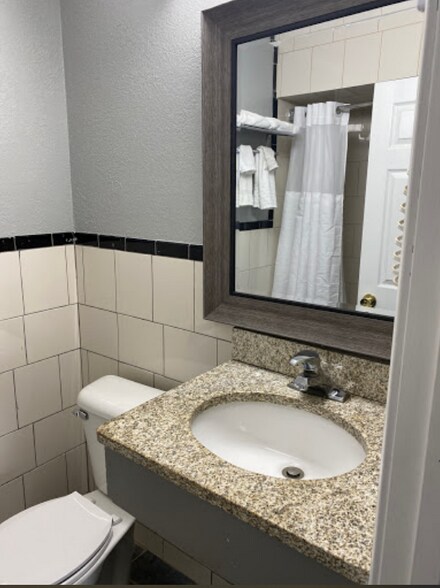 More Photos Of 3108 S Center St, Marshalltown Hotel For Sale