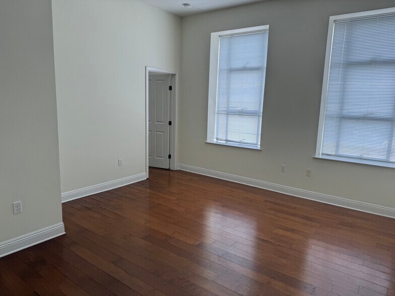More Photos Of 703 Carondelet St, New Orleans Apartments For Sale